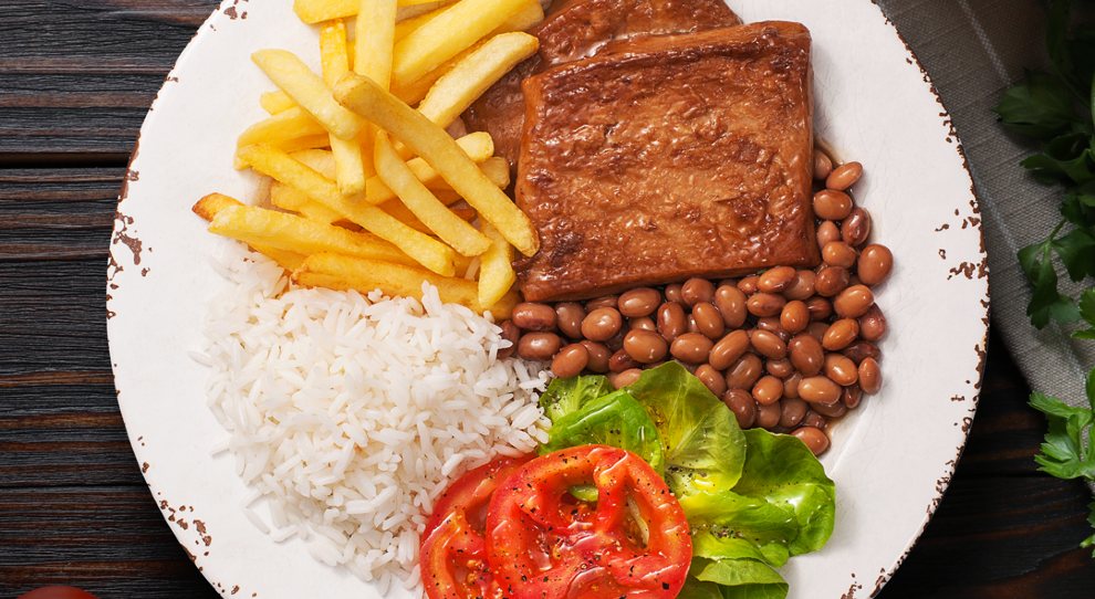 Receita Carne Vegetal com batatas fritas, arroz, feijão e salada
