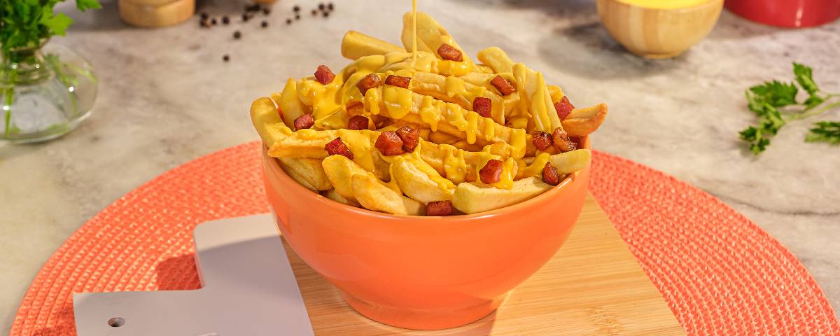 Batata Frita com Creme de Cheddar e Bacon